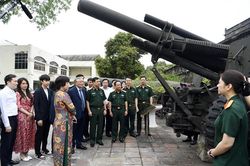 Đại tướng Phan Văn Giang dự lễ tiếp nhận hiện vật tại Bảo tàng Lịch sử Quân sự Việt Nam