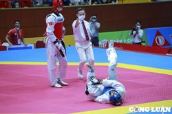 Hình ảnh võ sĩ của Campuchia bị hạ đo ván tại bán kết đối kháng Taekwondo