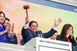Hình ảnh Thủ tướng rung chuông kết thúc phiên giao dịch sàn chứng khoán New York