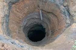 Kinh hãi 'hố tử thần' sâu hun hút hàng chục mét ở xã miền núi Nghệ An