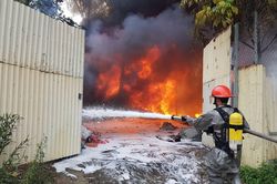 Cháy bãi tập kết phế thải nhựa ở Hà Nội, cột khói cao hàng chục mét