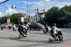 Đèn giao thông ở TP Hà Tĩnh 'phập phù', người đi đường gặp khó