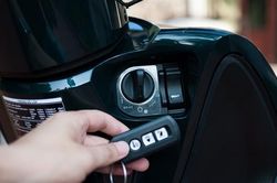 2 cách xử lý ắc quy xe máy cạn sạch do quên tắt khóa smartkey