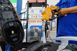 Hãm đà tăng giá xăng dầu: Trông vào 'van' thuế?
