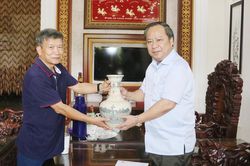 Phó Bí thư Thường trực Tỉnh ủy Châu Ngọc Tuấn thăm, tặng quà các đồng chí nguyên lãnh đạo tỉnh