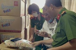Đột kích 2 kho chứa hàng tấn kẹo Trung Quốc, dán nhãn mác Nhật
