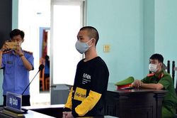 Dùng máy xúc đập nát ôtô, tài xế lãnh án 30 tháng tù
