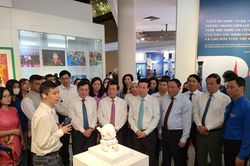 Trưng bày triển lãm nhân 132 năm Ngày sinh Chủ tịch Hồ Chí Minh