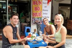 Dẫn khách Tây đi food tour quanh phố cổ