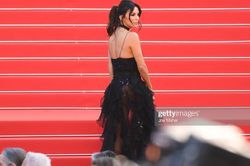 'Bà nội trợ' Eva Longoria đầy quyến rũ trên thảm đỏ Cannes lần thứ 75