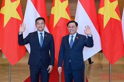 Chủ tịch Quốc hội Vương Đình Huệ đón, hội đàm với Chủ tịch Quốc hội Singapore Tan Chuan-Jin