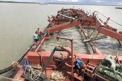 TPHCM: Bắt quả tang phương tiện khai thác cát trái phép trên biển