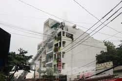 TPHCM: Cháy nhà 5 tầng, cảnh sát huy động xe thang để cứu hộ