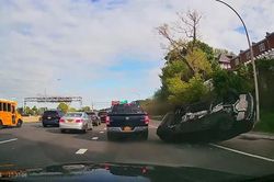 Vượt phải siêu ẩu, xế sang Audi A4 'ngã chổng vó' trên đường