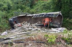 Rơi xuống mương sâu, xe tải biến dạng hoàn toàn