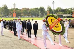 Chủ tịch Quốc hội Singapore và phu nhân viếng Chủ tịch Hồ Chí Minh