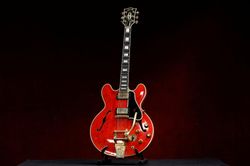 Bán đấu giá cây đàn guitar Gibson của nhóm nhạc Oasis