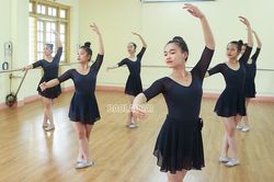 Những 'thiên nga' khổ luyện trên giảng đường múa