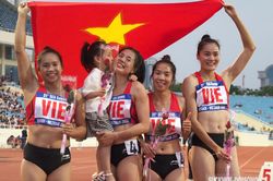 Khoảnh khắc con gái VĐV Nguyễn Thị Huyền mừng chiến thắng cùng mẹ