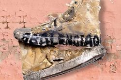 Người Trung Quốc chỉ trích mẫu giày rách, bẩn của Balenciaga