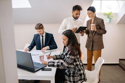 Nên thân thiết với đồng nghiệp đến mức nào