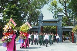 Lãnh đạo Bộ Quốc phòng, Quân khu 4, tỉnh Nghệ An dâng hương tưởng niệm Chủ tịch Hồ Chí Minh