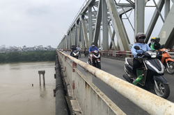 Phao cứu sinh biến mất sau vài ngày lắp đặt trên các cây cầu ở Hà Nội