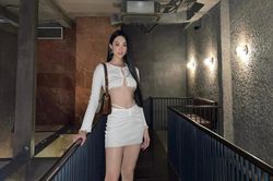 Người mẫu Phạm Anh Thư diện áo croptop hững hờ