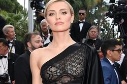 Cannes 2022 ngày 2: Người mẫu 9X lấp ló nội y dưới đèn flash