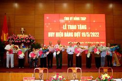Đồng Tháp trao Huy hiệu Đảng nhân kỷ niệm sinh nhật Bác