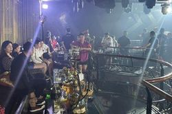 Bắt quả tang hàng chục đối tượng đang bay lắc trong quán bar Hà Nội