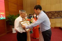 Đồng Tháp: Trao Huy hiệu Đảng cho 26 đảng viên trong ngày sinh Chủ tịch Hồ Chí Minh