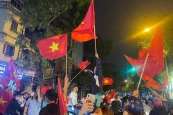 Người Hà Nội nô nức xuống đường mừng Việt Nam vào Chung kết SEA Games