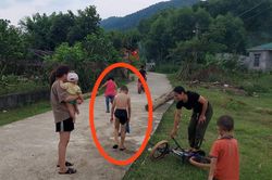 Cháu bé được người đàn ông cứu sống sau khi rơi xuống ao, người tím tái