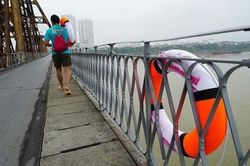 Thực hư hơn nửa số phao cứu sinh lắp trên cầu bắc qua sông Hồng đã 'không cánh mà bay'