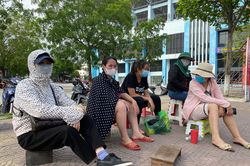 Người hâm mộ 'ăn, ngủ' trước cổng SVĐ Cẩm Phả chờ phát vé xem chung kết bóng đá nữ