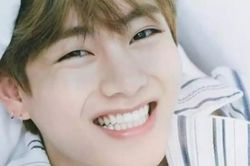 Mê mẩn trước nụ cười đặc trưng chỉ V BTS có