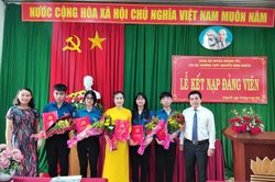 Đắk Lắk: 4 học sinh lớp 12 được kết nạp Đảng