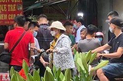 Nam thanh niên 2 tay 2 súng đe dọa người dân giữa đường phố Hà Nội