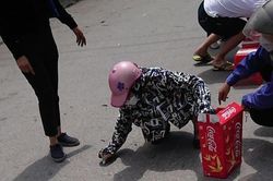 Muôn kiểu 'đăng ký chỗ xếp hàng' nhận vé chung kết bóng đá nữ