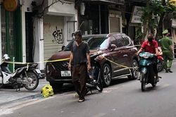 Hà Nội: Thanh niên cầm 2 tay 2 súng gây rối trên phố Hàng Bè