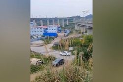 Va chạm với tàu hỏa, ô tô biến dạng bị hất văng xuống mương