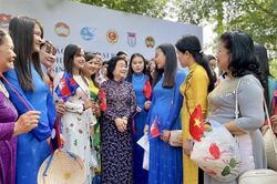 Trao tặng áo dài cho sinh viên Lào, Campuchia đang học tập tại TP.HCM