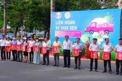 Đoàn xe hoa sen diễu hành trên các tuyến đường lớn của tỉnh Đồng Tháp