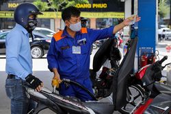 Giá xăng trong nước có thể tăng thêm 500-700 đồng/lít?