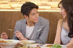Hí hửng có bạn gái xinh lại giỏi, dẫn về ra mắt chị tôi lao đến tát em dúi dụi