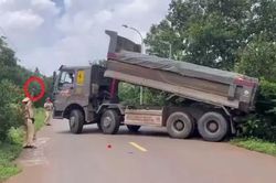 CSGT bắn 2 phát súng chỉ thiên yêu cầu tài xế xe ben cân tải trọng