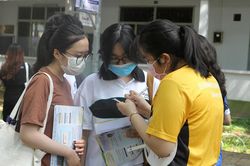 Học sinh, phụ huynh lo lắng khi học phí tăng cao