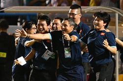 HLV Mai Đức Chung: 'Lúc này, hãy để chúng tôi sung sướng đã'