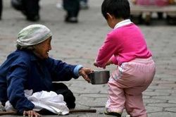 Dạy con giúp đỡ người khác một cách tế nhị